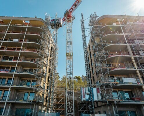 Utvendig froskeperspektiv av byggeprosess, foto.