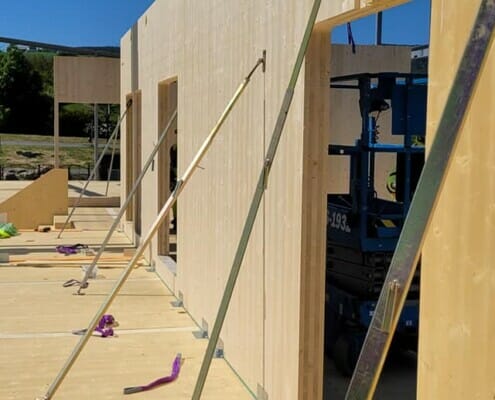 352054329_3478521799094139_6967799755525539088_n Utvendig oversikt over bygging i sollys, foto.