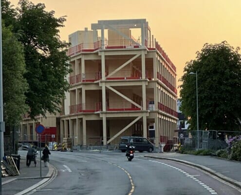 352386512_10223402161265455_1295465773725877014_n Fasade overblikk fra avstand under bygging, foto.