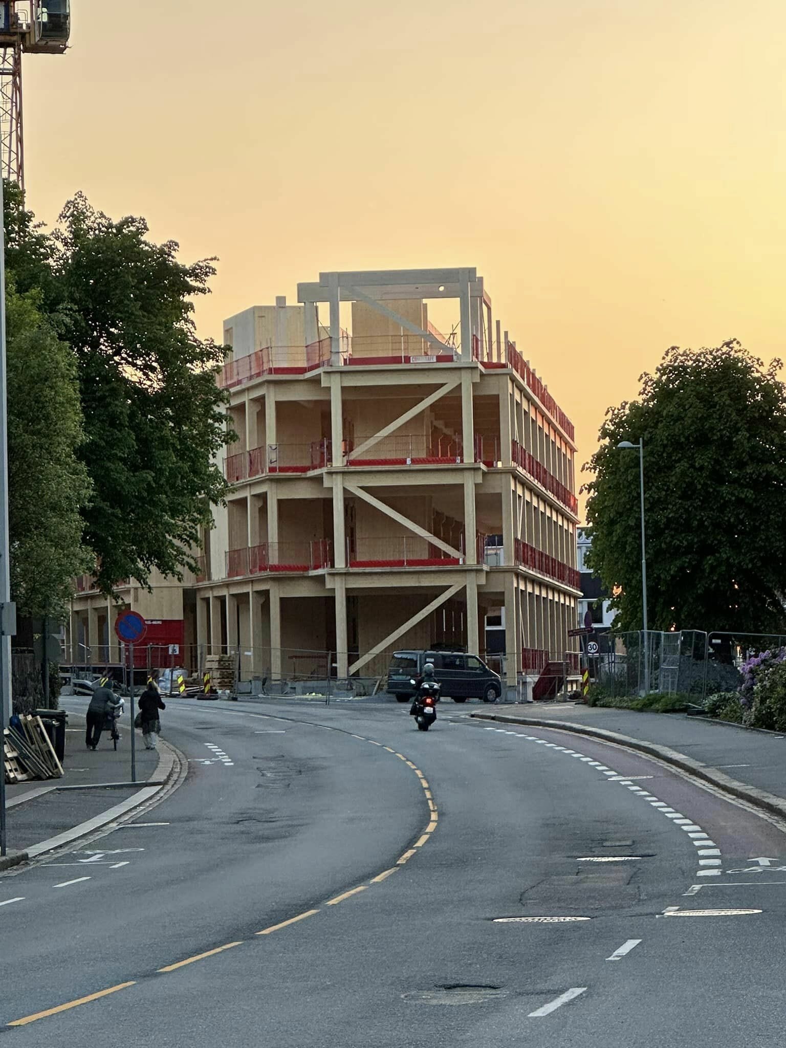 Fasade overblikk fra avstand under bygging, foto.