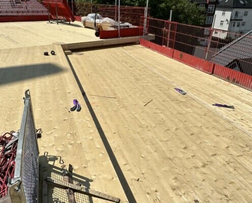 353437327_10223402161545462_7227681084306840324_n Taket i solskinn under bygging, foto.