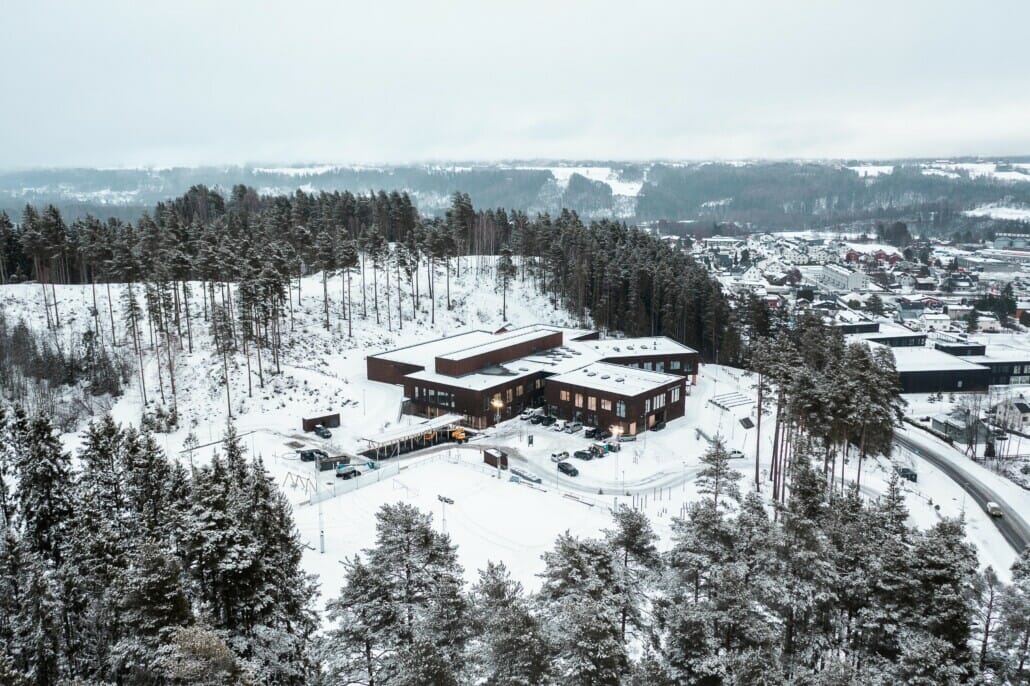 Splitkon_Hov_overtakelse-62 Drone oversikt over ungdomsskolen, foto.
