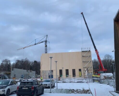 319036507_10158675861962117_5658836471997039992_n De første elementene på plass utvendig om vinteren, foto.