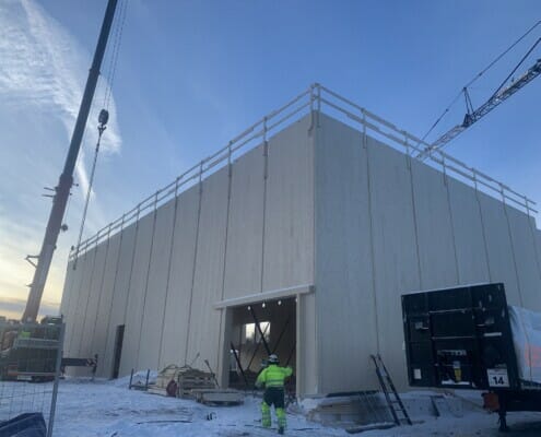 320273255_1758107451235882_3262745371162573579_n Kranbiler som jobbe med elementene som skal på plass under bygging på vinteren, foto.