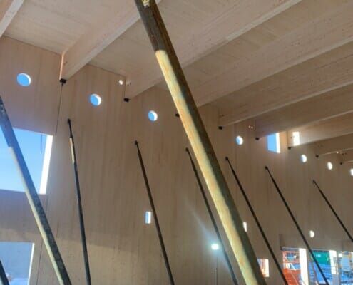 320505298_1600391553732591_7280195181390439057_n Lys som slipper igjennom hull i veggen innvendig under bygging, foto.