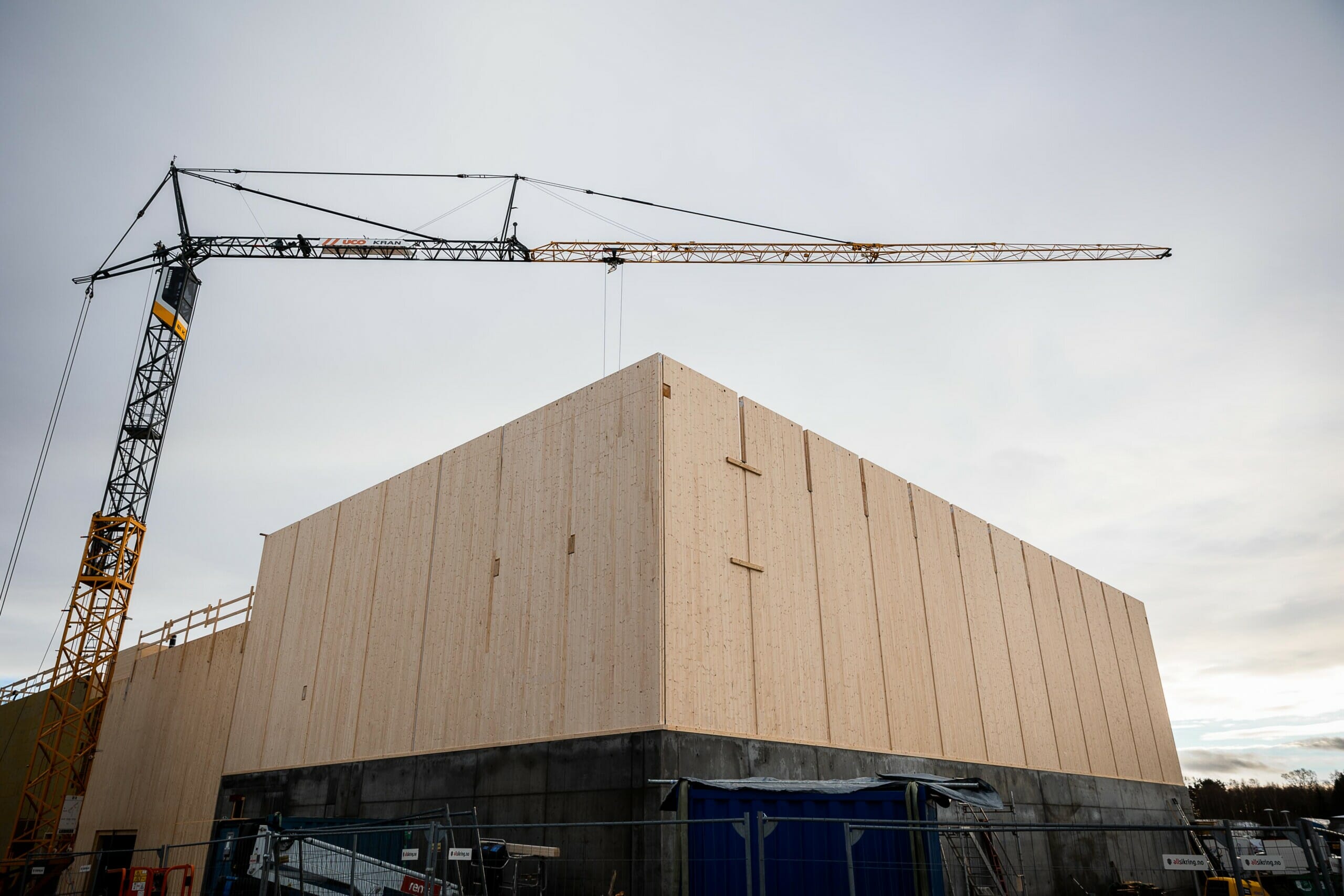 Kran over kontorbygget under bygging, foto.