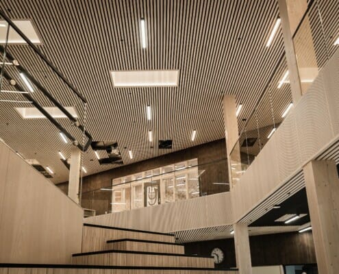 Splitkon_Hov_overtakelse-12 Trappegang inne på skolen i massivtre, foto.