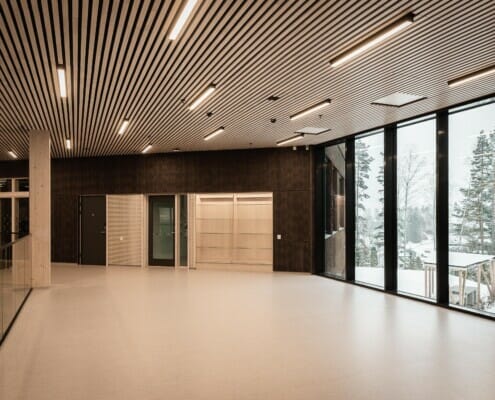 Splitkon_Hov_overtakelse-26 Gangen på skolen med mørke detaljer i massivtre, foto.