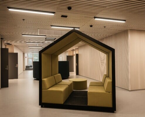 Splitkon_Hov_overtakelse-27 Gangen på skolen med sittegruppe som ligner på et hus i sentrum, foto.