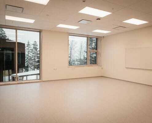 Splitkon_Hov_overtakelse-30 Klasserom med store vinduer og whiteboard, foto.