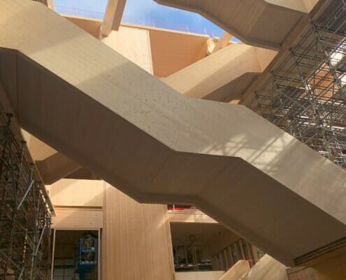 IMG_2067 Trapper i massivtre inne i bygningen, foto.