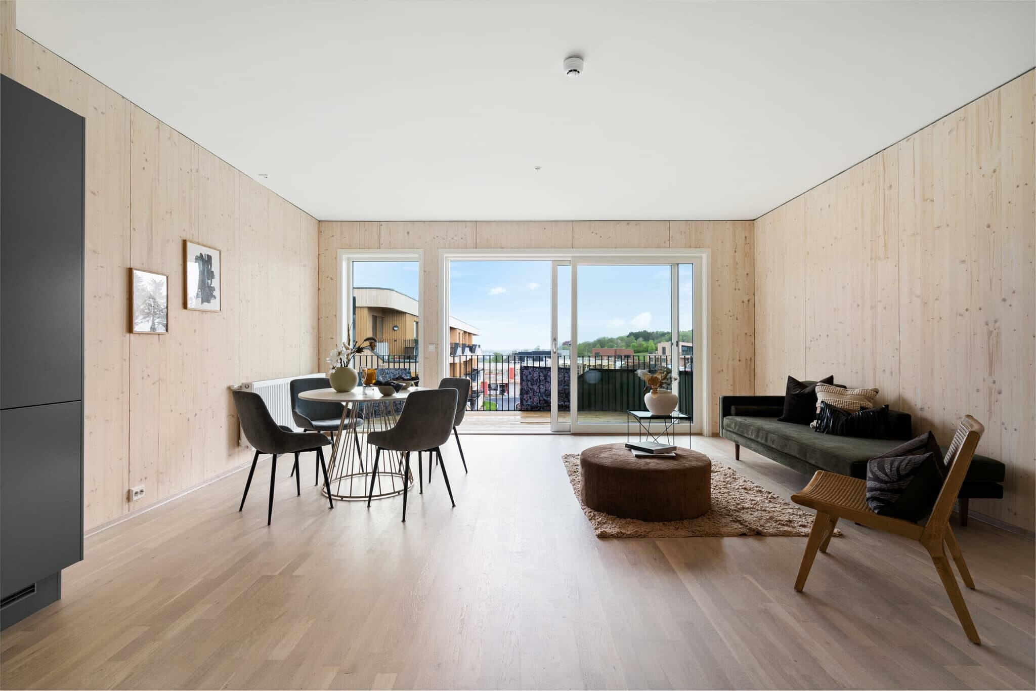 Inne i Eplestien oppført i massivtre, foto.