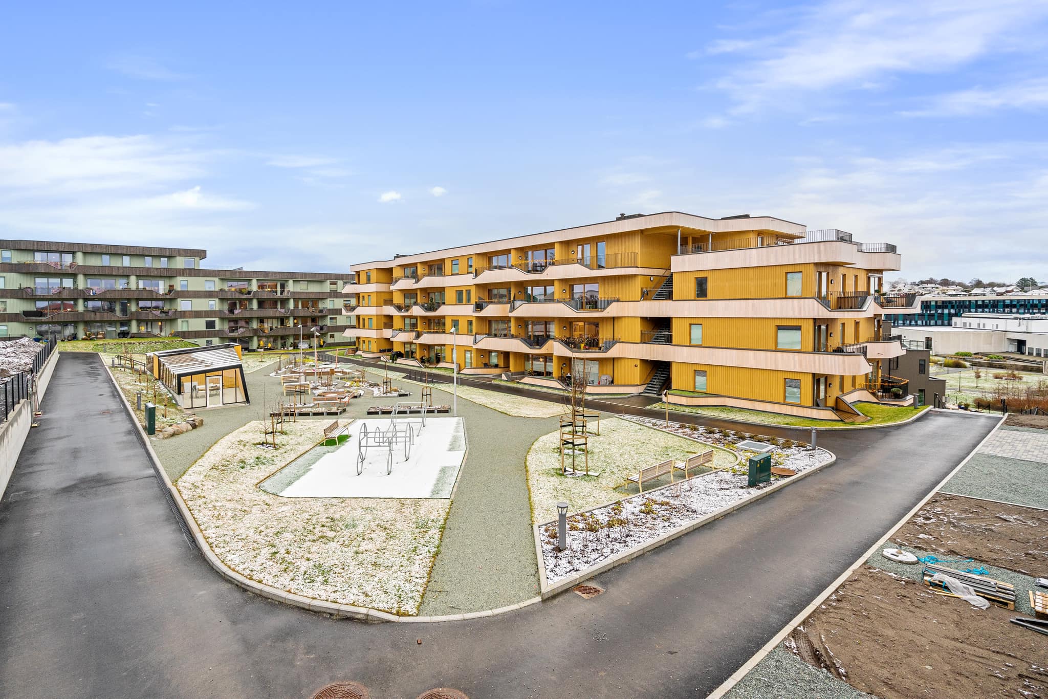 Oversikt over uteområdet fra avstand, foto.