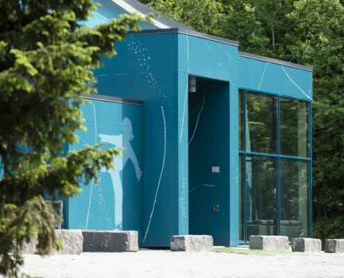 Inngangspartiet utenfor ishallen, foto.