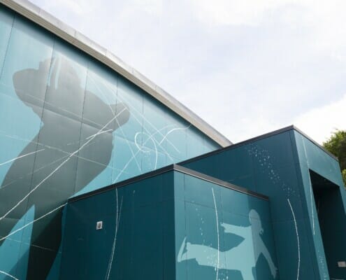 Nærbilde av inngangspartiet til ishallen, foto.