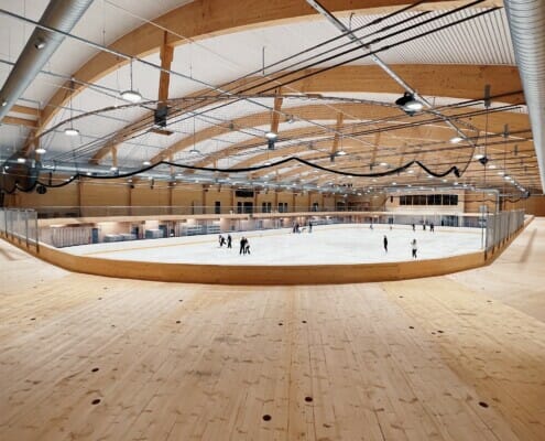 Ishallen fra publikumperspektiv i andre etasje, foto.