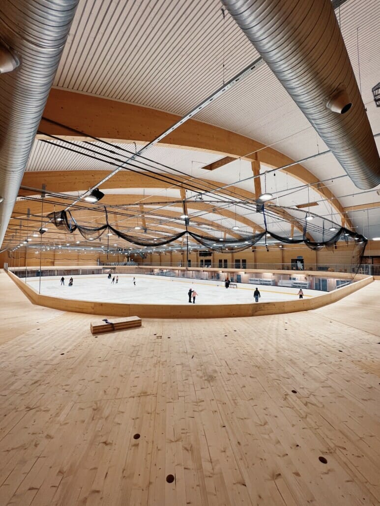 Inne i Bugården ishall, foto.