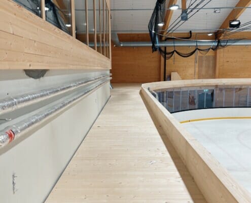 Publikumsplasser i den andre siden av ishallen, foto.