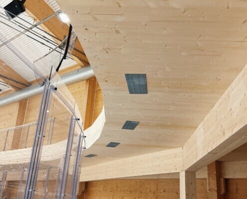 Taket i massivtre inne i ishallen, foto.