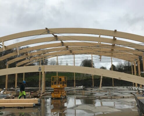 De første elementene på plass til ishallen, foto.