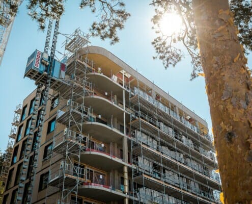 Bygningen med stillas, kran og solskinn, foto.