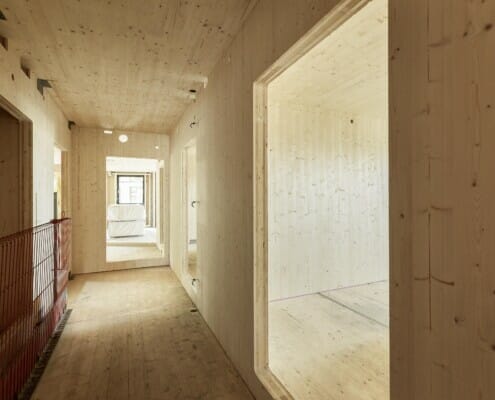 Gangen innvendig med massivtre som hovedkomponent, foto.