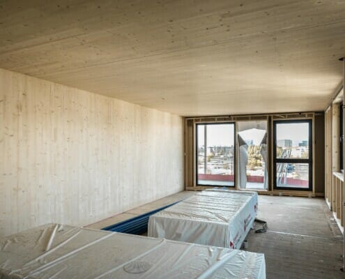 Innvendig fra et av boligene, massivtre i hovedfokus, foto.