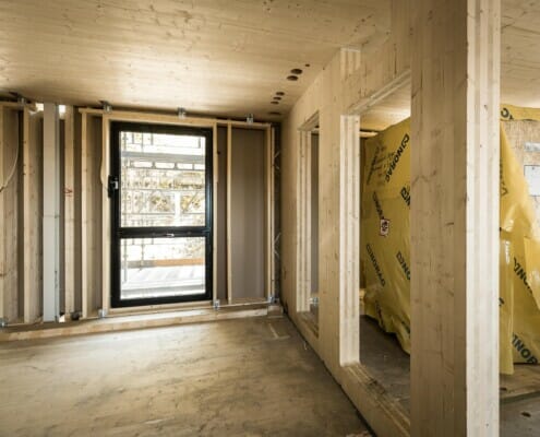 Innvendig byggeprosess, med massivtre i fokus, foto.