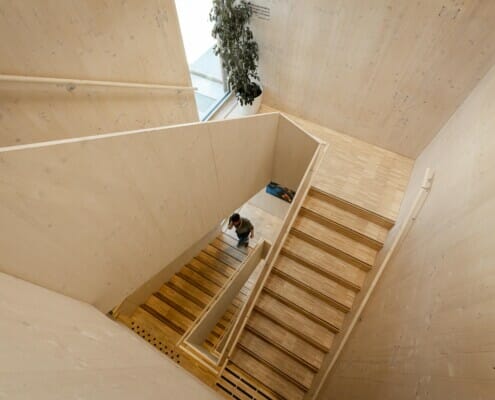 Innvendig trappegang i massivtre, foto.