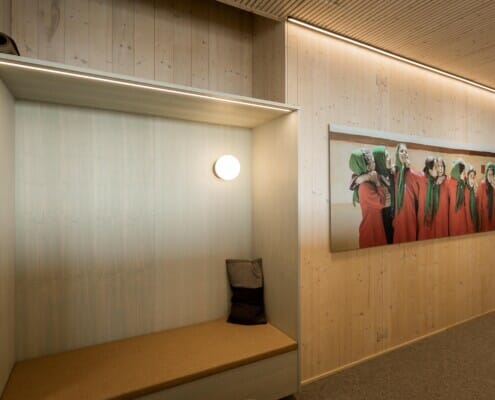 Innvendig gang med bilde på veggen, foto.