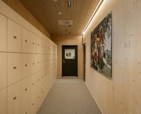 Garderobeskap i massivtre, foto.