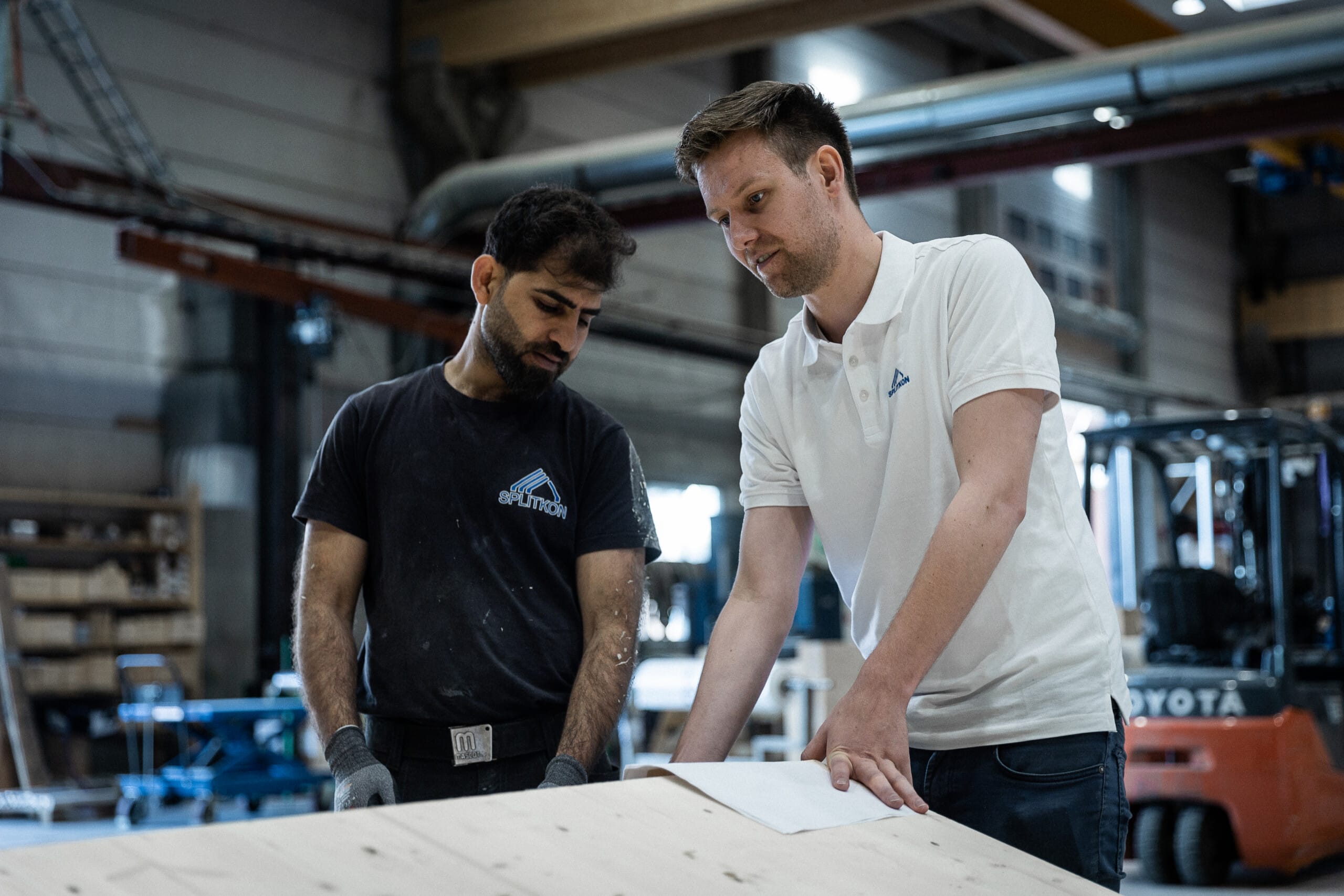 Arbeid på limtre i fabrikken, foto.